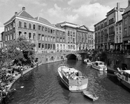 67018 Gezicht op het Stadhuis aan de Stadhuisbrug te Utrecht; vanaf de Bezembrug, met enkele pleziervaartuigen op de ...